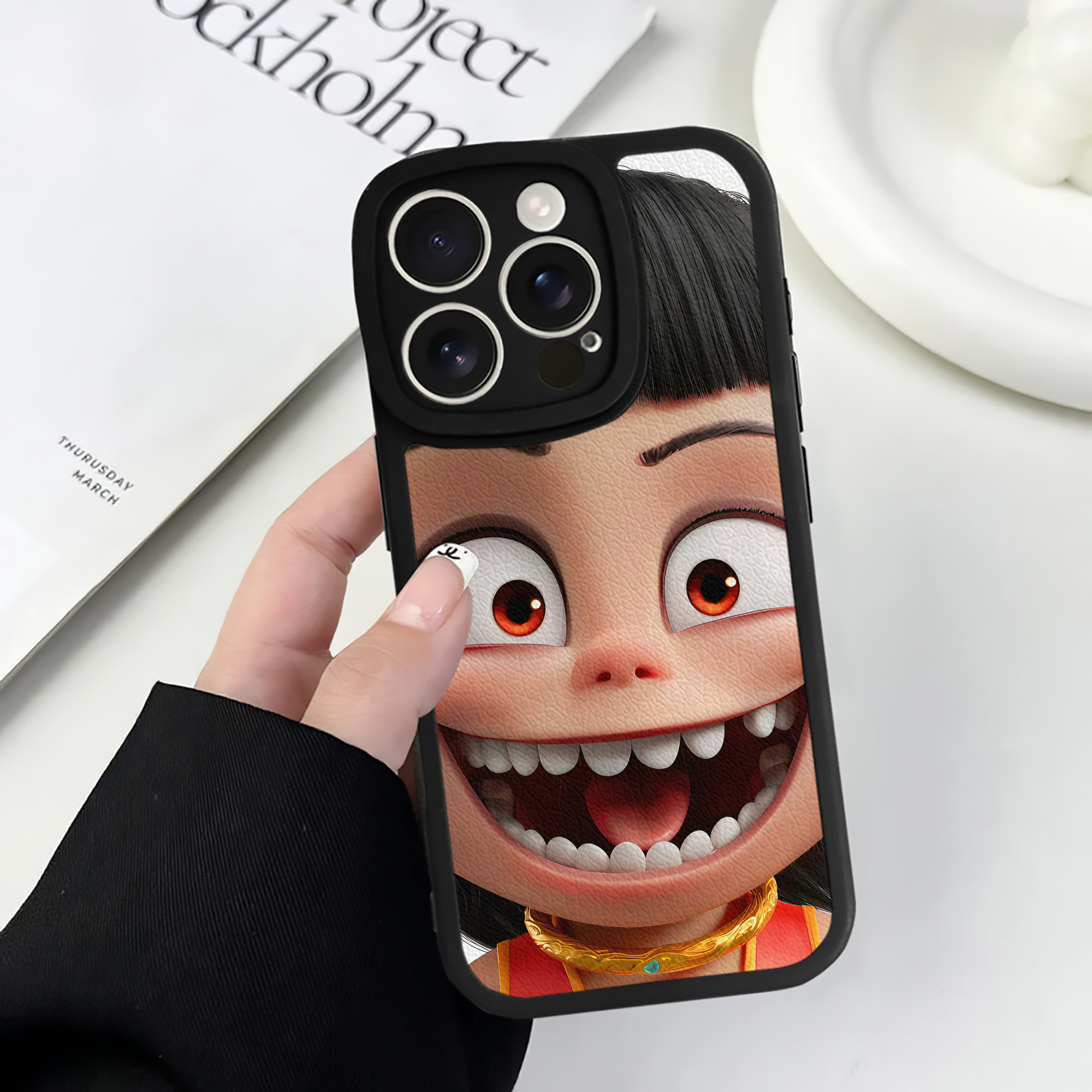 （画像用） Ne Zha 2 ナタ 魔童の大暴れ 【iPhone 16シリーズ対応】シリコンスマホケース（レザー調） 材質：シリコン